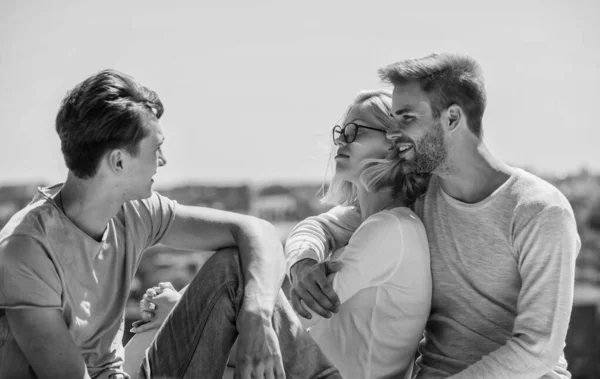 Des amis se relaxant sur le toit. Des amis insouciants. Une vraie amitié. Être sincère avec les gens les plus proches. Hommes et femmes parlant ciel arrière-plan. Passer du temps avec des amis. Vacances d'été. Discuter d'idées — Photo