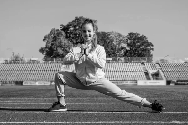 Ragazza bambino allenamento sport al di fuori su stadio arena, allenamento — Foto Stock