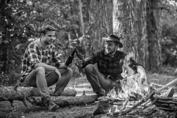 Un lieu de rencontre. aventure de randonnée. pique-nique dans le camp touristique. hommes heureux frères. amis se détendre dans le parc ensemble. boire de la bière au pique-nique. histoire de vie de feu de camp. passer du temps libre ensemble. camping familial — Photo