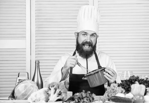 Kulinariska rätter. Vitamin. Vegetarisk sallad med färska grönsaker. Hälsosam mat. Gammal hipster med skägg. Ekologisk kost. Glad skäggig man. Kockrecept. Ett ögonblick. — Stockfoto