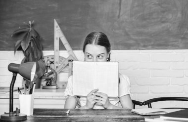 Hometask konsepti. Öğrenmeye bağlı. Şirin kız okuldaki karatahta sınıfında oturuyor. Küçük çocuk okulu. İlerleme ve başarılar. Okul dersi. Okula dönelim. Bilgi günü