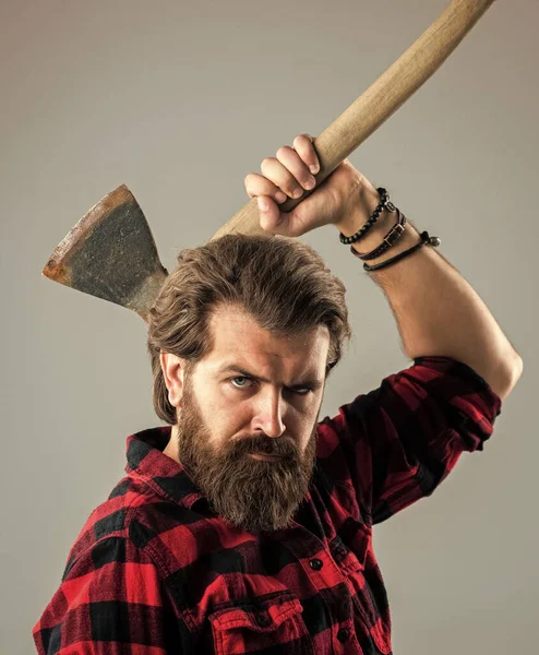 Skäggig manlig hipster i rutig skjorta hålla yxa, camping — Stockfoto