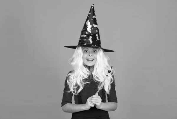 Feliz halloween niño en bruja sombrero celebrar varita mágica para la brujería, maravilloso halloween —  Fotos de Stock