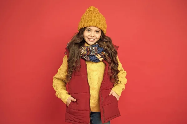 Enfant gai fille aux cheveux longs et vêtements chauds, garder au chaud — Photo