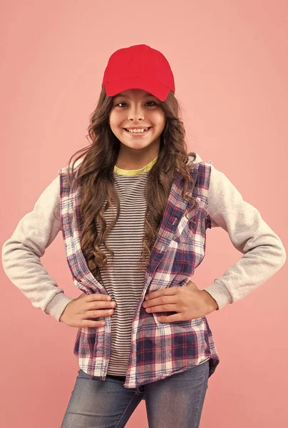 Sguardo di bellezza funky. Torniamo a scuola. moda autunno o primavera per un riposo attivo. bambino che indossa il cappuccio. — Foto Stock