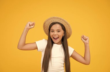 Gerçek mutluluk. Vintage 'ı seviyor. Mutlu yaz tatilleri. Rahatlamaya hazırım. Sadece eğleniyorum. Hawaii 'ye git. Aloha. Retro çocuk. Genç kızlar yaz modası. Hasır şapkalı küçük güzellik. Çocuklar için plaj tarzı