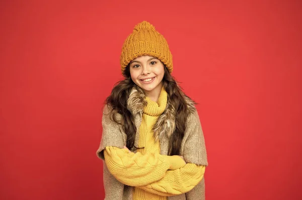 Gelukkig tiener meisje in gebreide trui en hoed dragen warme kleding in de winter seizoen, trend — Stockfoto