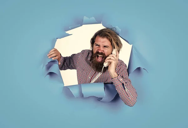 Dühös kaukázusi hipster szakállal és stílusos haj beszélni vintage telefon, beszélgetés — Stock Fotó