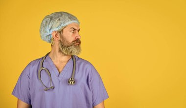 Doktor yardıma hazır. Teşhis konsepti. Küresel sağlık acil. Sakallı doktor üniformalı şapka takıyor. Hipster hastanede çalışıyor. Sağlık hizmetleri. Doktor mesleği. Sağlık sigortası. Kuluçka dönemi