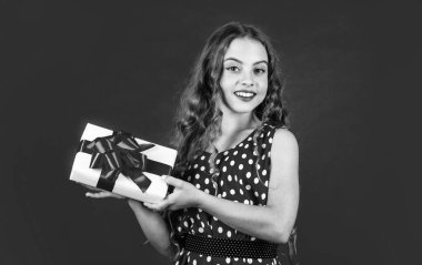 Doğum günü hediyesi kutusu. Alışveriş satışları. Sevimli çocuk tüketicisi kırmızı arka plan. Moda kıyafetleri. Kadınlar Günü 'nde. Poster kızı için sürpriz. Retro parti. Retro kız hediye paketi. Sevgililer günün kutlu olsun.