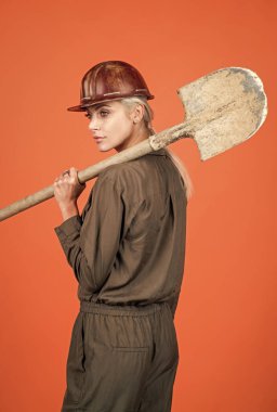 Hadi çalışalım. İşçi bayramı. Klimalı ve kasklı kadın. Kadın müteahhit kürek tutuyor..