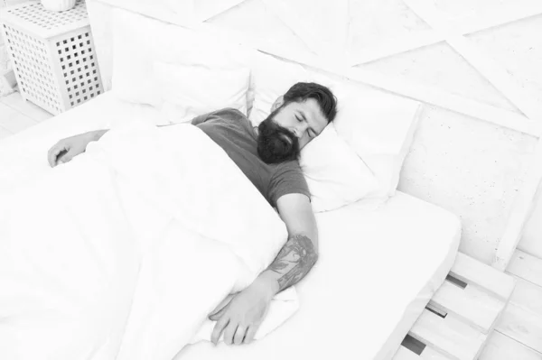 Porträt eines brutalen männlichen Hipsters, der auf dem Bett schläft, entspannen — Stockfoto