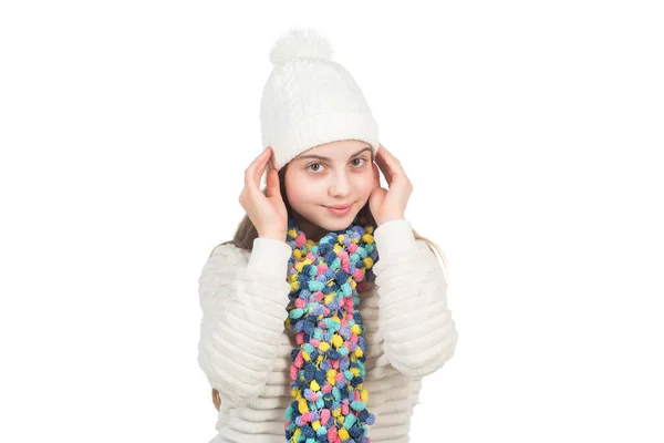 Sie ist wirklich süß. Warme Kleidung. Teenie-Mädchen in Winterkleidung. Kinderglück. — Stockfoto