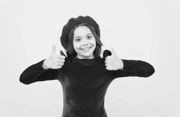 De beste dag ooit. trendy Parijse kind in rode jurk. glimlachende tiener dragen elegante jurk op gele achtergrond. schoonheid en Franse mode. retrokid mode stijl. positief meisje in vintage baret hoed — Stockfoto