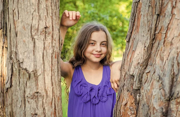 Chica pelo largo rizado se inclinan en el tronco del árbol, campamento de verano — Foto de Stock