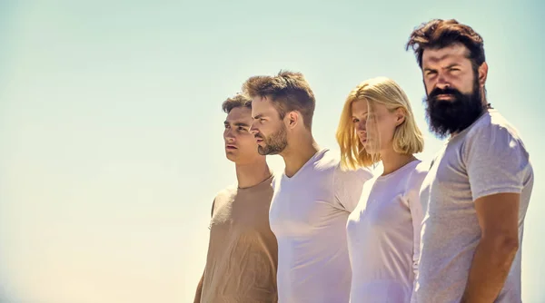 Posibilidad y logro. psicología juvenil. Pasar tiempo con amigos. Vacaciones de verano. grupo de cuatro personas. Libertad y éxito. jóvenes que se unen. Equipo de negocios. hombres y mujeres cielo backgroud — Foto de Stock