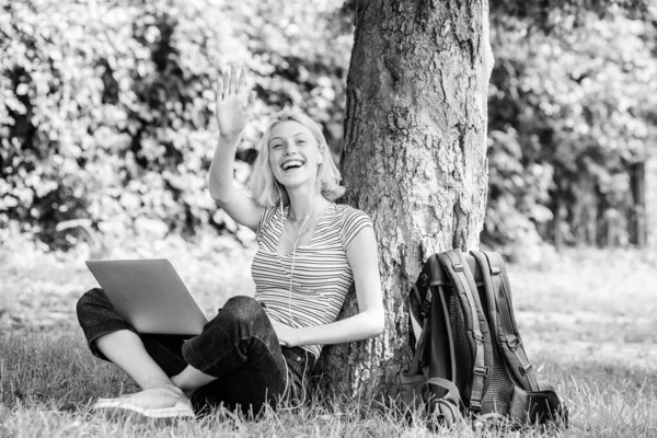 Vrouwelijke student zit op gras terwijl hij studeert. Natuur essentieel welzijn en vermogen productief zijn. Werken in het zomerpark. Meisje werkt met laptop in het park. Redenen waarom je je werk buiten moet doen — Stockfoto
