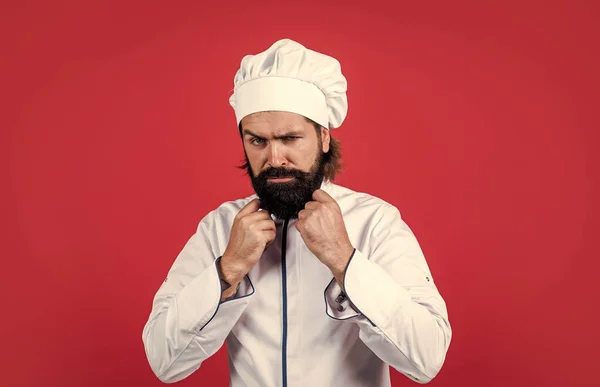 Chef-kok in hoed met baard en snor op rode achtergrond, professionele chef-kok — Stockfoto