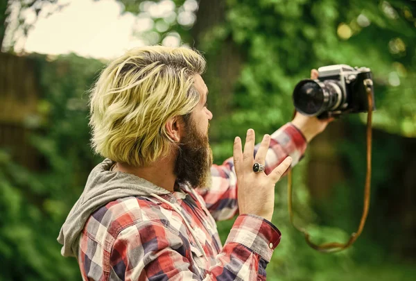 Fotografía en la vida moderna. Usa la cámara. Crear contenido para el blog. Hombre barbudo hipster tomando fotos. Hobby y ocupación profesional. Fotógrafo y cámara vintage. Hombre con cámara retro —  Fotos de Stock