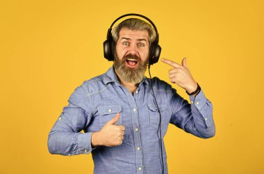 DJ hipster. Mükemmel müzik listesi. Hippi kulaklıkla harika bir ses şarkısının keyfini çıkarır. Ritim konsepti. Gürültü önleme fonksiyonu. Müzik çalıyor. Sakallı hippi kulaklıklar müzik dinliyor.