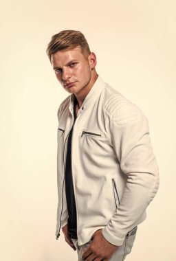 Temiz tıraşlı, genç yüzlü ve şık sarı saçlı çekici bir adam. Beyaz, yakışıklı, izole moda tarzında giyiniyor.