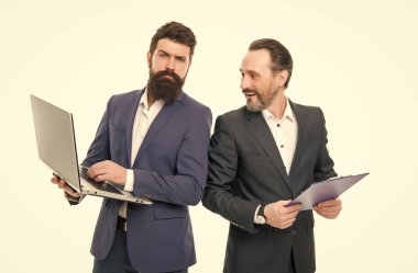 Gündemde olmak. Sakallı adamların iş toplantısı var. İş toplantısı yapıyoruz. Dizüstü bilgisayarı ve klips panosu olan iş adamları. Resmi toplantı. Buluşma randevusu. Bekleme atölyesi