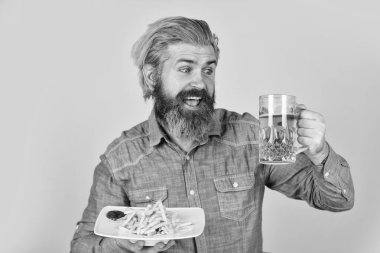 - Şerefe. Televizyonda futbol izliyordum. Amerikan fast food 'u. Bira ve patates kızartmalı mutlu sakallı adam. Patates kızartması. Amerikan barında bira içip patates yiyen bir adam.