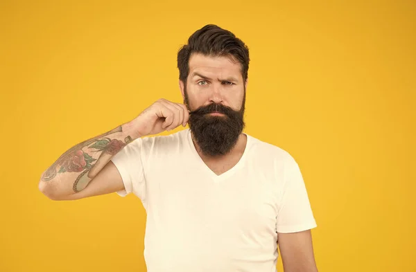 英俊的男人胡子捻着理发店服务，长度和厚度的概念 — 图库照片