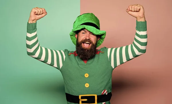 17 de marzo - día de San Patricio. hipster barbudo feliz en sombrero verde. elfo de Navidad. Feliz celebración. hombre alegre con barba divertirse. tradición de la cerveza Irlanda. Fiesta de pubs irlandeses. Día de San Patricio —  Fotos de Stock