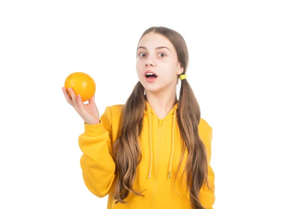 Niño sorprendido celebrar cítricos limón fruta con vitaminas aisladas en blanco, fruta — Foto de Stock