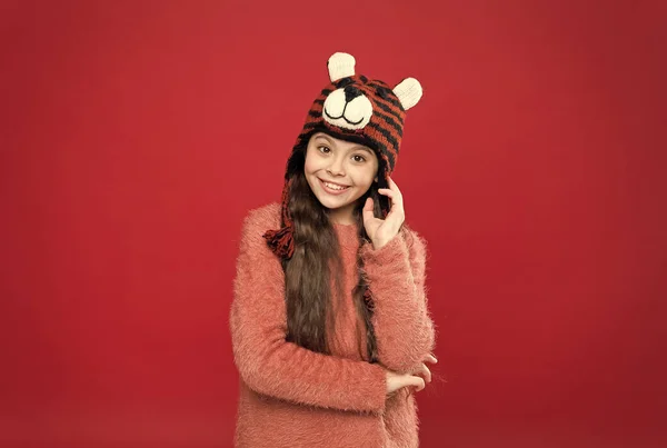 Criança feliz na roupa de inverno quente de suéter tricotado e chapéu earflap pronto para a atividade de férias, moda de inverno — Fotografia de Stock