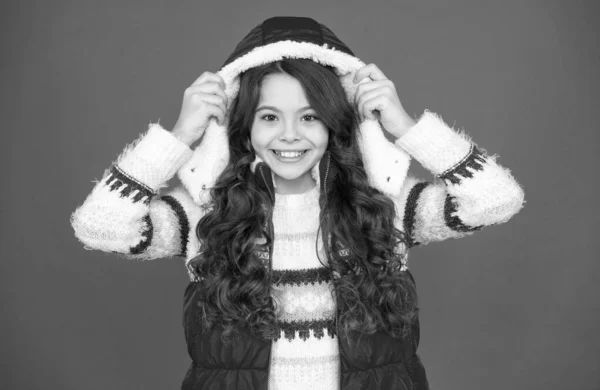 Niño con cara feliz sentir la felicidad y listo para la celebración de Navidad y año nuevo vacaciones, ropa de abrigo —  Fotos de Stock