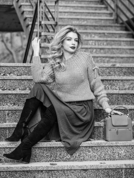 Fall outfit formula. Style Sweater and Skirt Combo for Fall. Woman gorgeous hairstyle sit on stairs outdoors. Warm autumn. Fall fashion trend. Wearable trends. Layer oversize knit over girly skirt — Stock Photo, Image