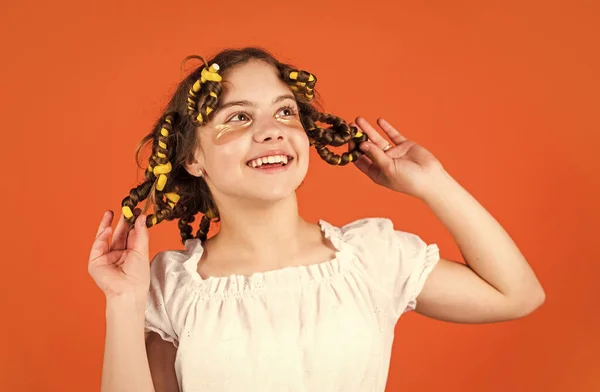 Κομμωτήριο. Όμορφο κορίτσι μπούκλες μαλλιά χρησιμοποιώντας μπικουτί. Κόρη με μπικουτί στο κεφάλι της να γελάει. Κομμωτήριο. Αξιολάτρευτο χτένισμα. Γυναικεία ρουτίνα ομορφιάς. Συμβουλές στυλ. Εφηβικά χόμπι — Φωτογραφία Αρχείου