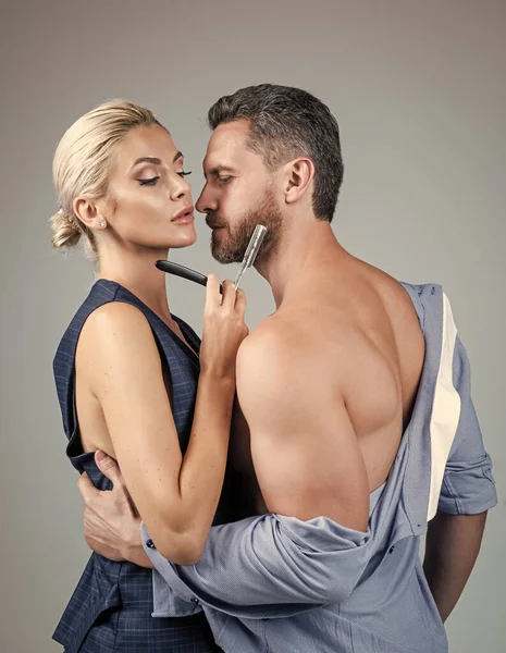 Sensuella avklädda par. naken kvinna rakar skäggig man. sexigt par förälskade. — Stockfoto