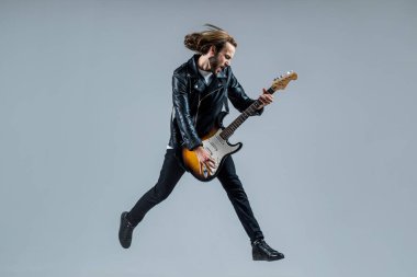 Modaya uygun çılgın adam. Müzik aleti. Deri ceketli duygusal sakallı rockçı.