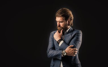 İş hayatı için sakallı hippi kıyafeti, zor karar konsepti.