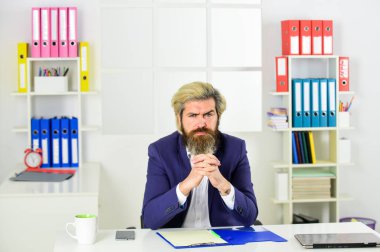 İş sözleşmeleri. Ceketli başarılı sakallı CEO. Kendine güvenen adam kağıt klasörü tutuyor. Olgun erkek patron. İş adamı belgelerle çalışır. Modern ofiste girişimci