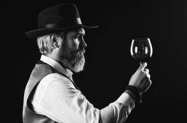 Sommelier 'in sorumluluğu lezzet tercihi dahilinde. Tortu eski kırmızı şaraplarda bulunmalı. Sommelier içkinin değerini biliyor. Sahte şarapları nasıl tespit edebildiğini. Şarap servisi. Sommelier şarabın tadına bakar.