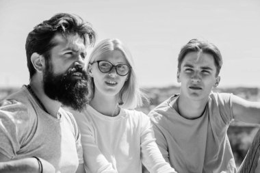 Birlikte takılın. Erkekler ve kadınlar doğa hakkında konuşuyorlar. Arkadaşlarla vakit geçirmek. Gençlik rahatlatıcı. Kaygısız arkadaş kavramı. Gerçek dostluk. Yaz tatili. Neşeli arkadaşlar iletişim kuruyor