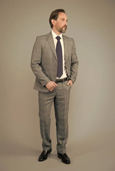 Homem ceo bem sucedido e confiante vestindo jaqueta formal e calças, empregado — Fotografia de Stock