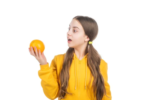 Dieta e beleza da pele de criança. menina adolescente espantado com frutas cítricas laranja. vitamina e dieta. — Fotografia de Stock