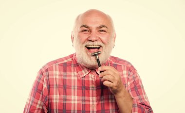 Pürüzsüz, temiz ten. Sakallı yakışıklı berber dikkatli bir şekilde sakal tıraşı yapar. Sakal tıraşı. Berber antika ekipmanları. Berber salonu. Büyüyen sakal. Berber dükkanı konsepti. Keskin bıçak.