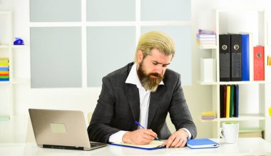 Çok meşgulüm. Yakışıklı CEO. Ofiste meşgul, olgun bir adam. Bilgisayarlı bir iş adamı. Ofisteki iş adamı. Ofiste çalışırken çalışanlar. Virüs salgını varken evden çalışmak