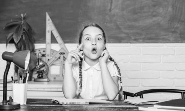 Şirin kız okuldaki karatahta sınıfında oturuyor. Küçük çocuk okulu. Bilgi toplama günü. Geleceğe doğru hızlanıyor. Hometask konsepti. Eylülün birinde okula dönüyorum. Öğrenmeye bağlı.