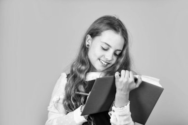 Ömür boyu çocuk yetiştirmek. Küçük çocuk fotokopi defterine yazar. Küçük çocuk ödevini yap. Mutlu kız çocuğu okula geri döndü. Okul ve eğitim. Evde eğitim. Özel ders. Özel ders