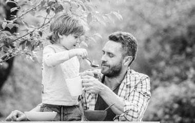 Her zaman birbirimizi taşırız. Babalar günün kutlu olsun. Babasıyla küçük çocuk mısır gevreği yiyor. Yaz pikniği. Baba oğul dışarıda yemek yiyorlar. Sağlıklı yemek ve diyet. Çocuklar Günü 'nde. Aile yemeği zamanı.