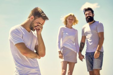 Acı çekmek için sebep. Kıskanç eş. Kıskançlığı olumsuz etkiliyor. Aile psikolojisi. İlişki hedefleri. İnsan ilişkilerinde hayal kırıklığına uğradım. Ayrılın. Aşk üçgeni. Kıskançlık hissi. İhanet ve boşanma