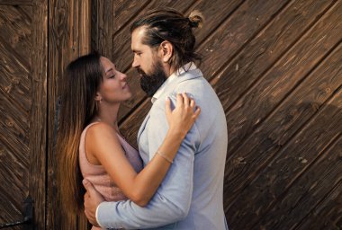 İlk karşılaşma. Sakallı adam hippi sarılması seksi kadın. Adam açık havada sevgilisini kucaklıyor. Birbirine aşık çiftler. Romantizmi hisset. İlk buluşma tarihi. Romantik bayramı kutlamak. Aile yıldönümü. saf duygular