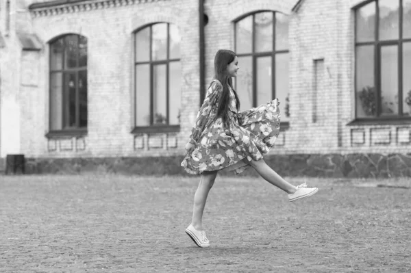 Kız yaz elbisesi hareketli şehir arka planında çırpınıyor, tazelik konsepti — Stok fotoğraf